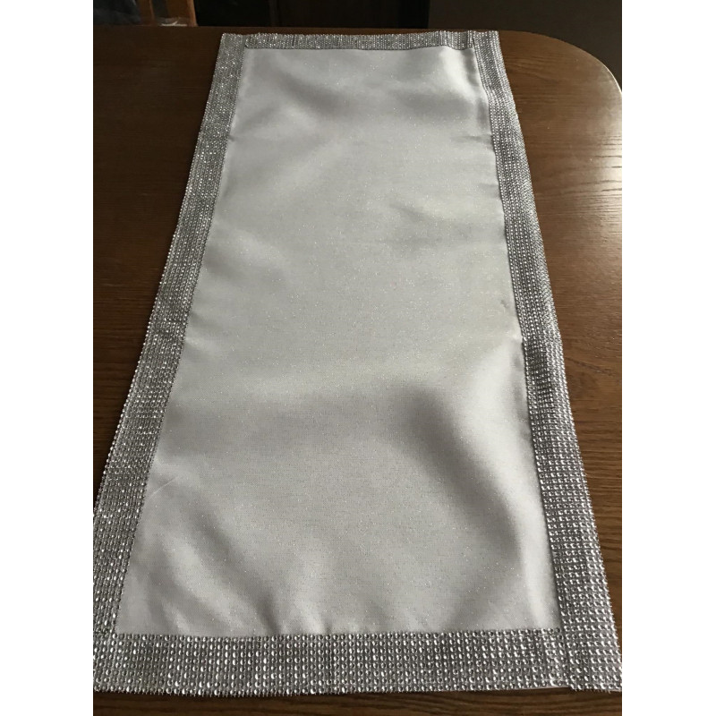 Obrus Biały Ze Srebrną Nitką Obszyty Cekinami