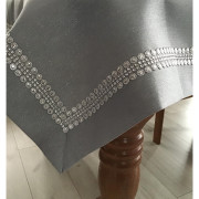 Obrus Szary Ze Srebrną Nitką Z Cekinami 110x160 cm