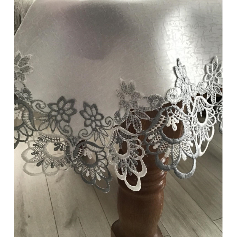 Obrus Biały Obszyty Elegancką Szarą Gipiurą