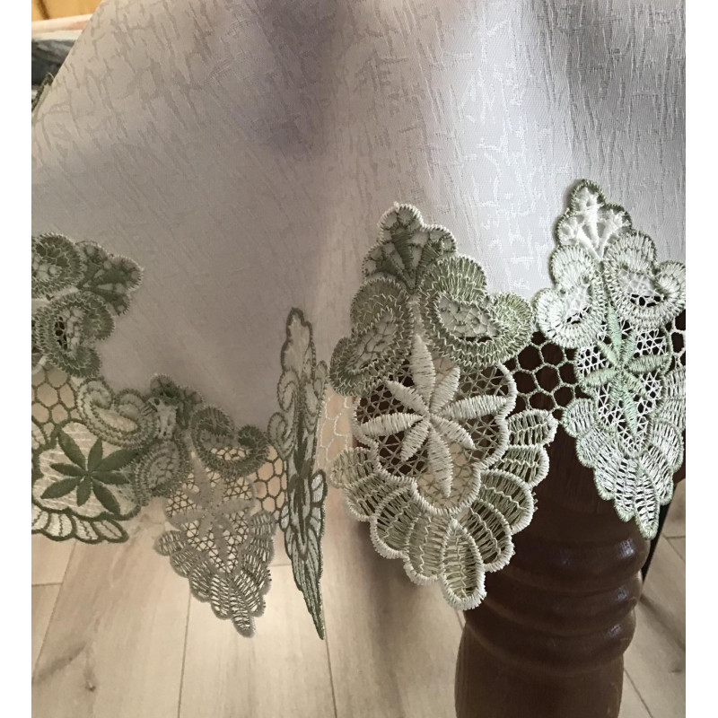 Obrus Biały Obszyty Elegancką Zieloną Gipiurą