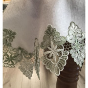 Obrus Biały Obszyty Elegancką Zieloną Gipiurą