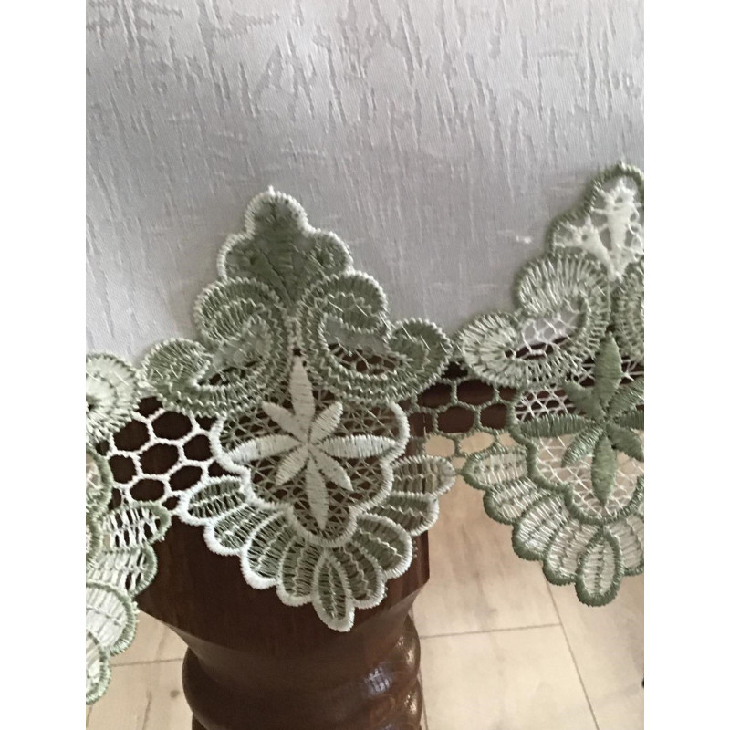 Obrus Biały Obszyty Elegancką Zieloną Gipiurą
