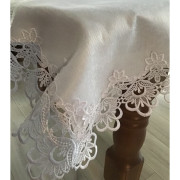 Obrus Biały Obszyty Elegancką Gipiurą