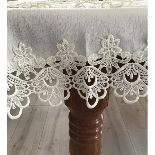 Obrus ekri obszyty elegancką gipiurą