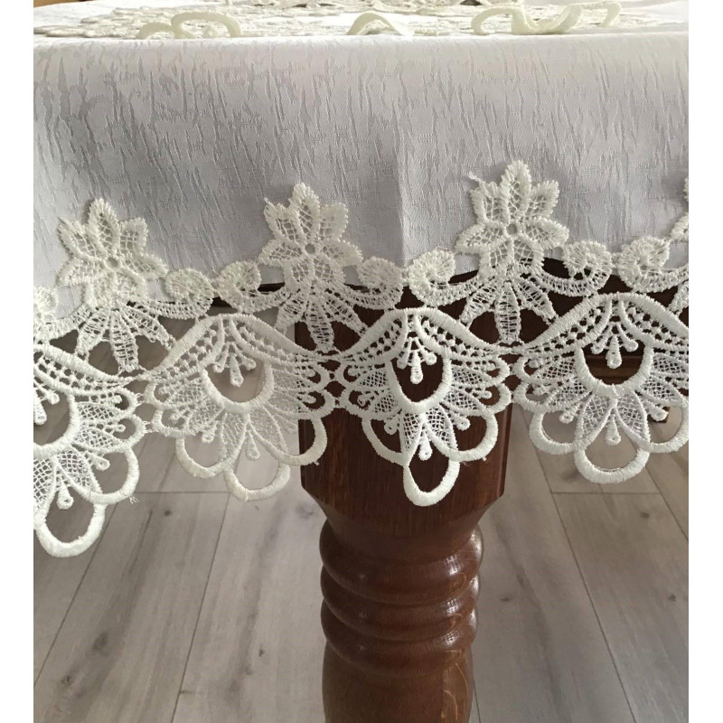 Obrus ekri obszyty elegancką gipiurą