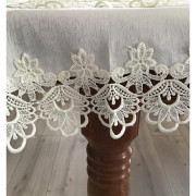 Obrus ekri obszyty elegancką gipiurą