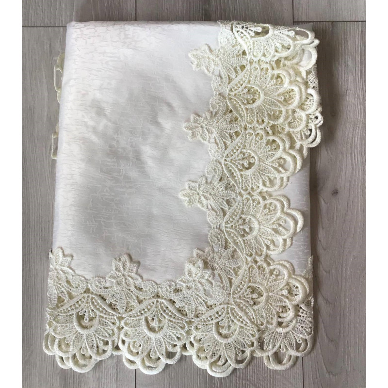 Obrus ekri obszyty elegancką gipiurą