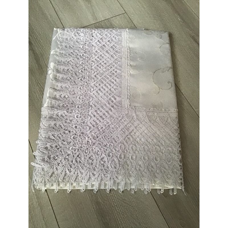 Obrus z gipiurą haftowany