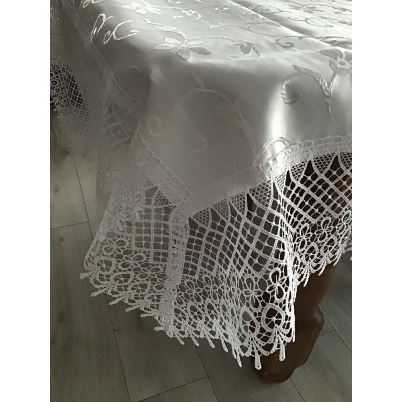 Obrus z gipiurą haftowany