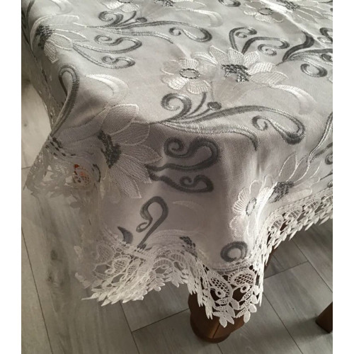 Obrus z gipiurą haftowany w biało-szare kwiaty