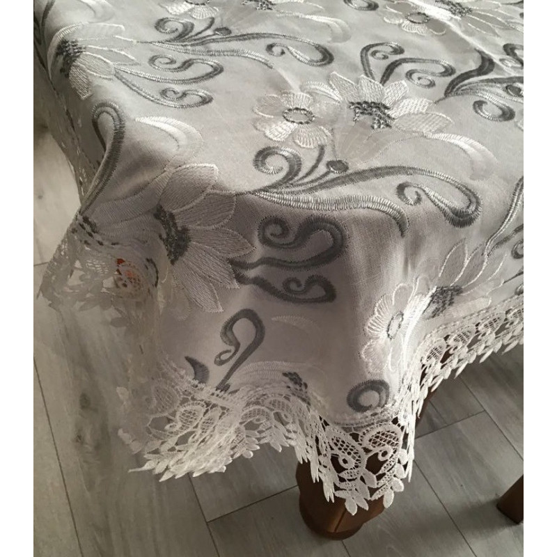 Obrus z gipiurą haftowany w biało-szare kwiaty
