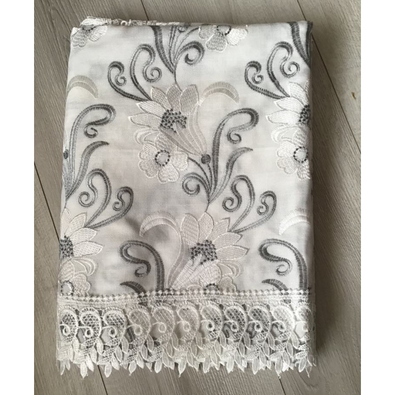 Obrus z gipiurą haftowany w biało-szare kwiaty