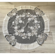 Obrus Okrągły Szary Haftowany Z Białą Gipiurą