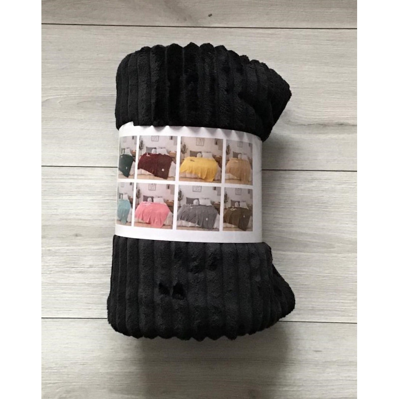 Koc Z Mikrofibry Tłoczony Pasy 160x200cm Czarny