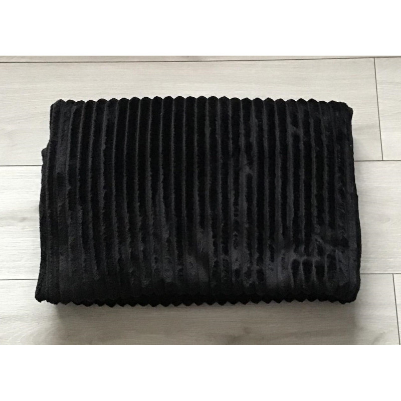 Koc Z Mikrofibry Tłoczony Pasy 160x200cm Czarny