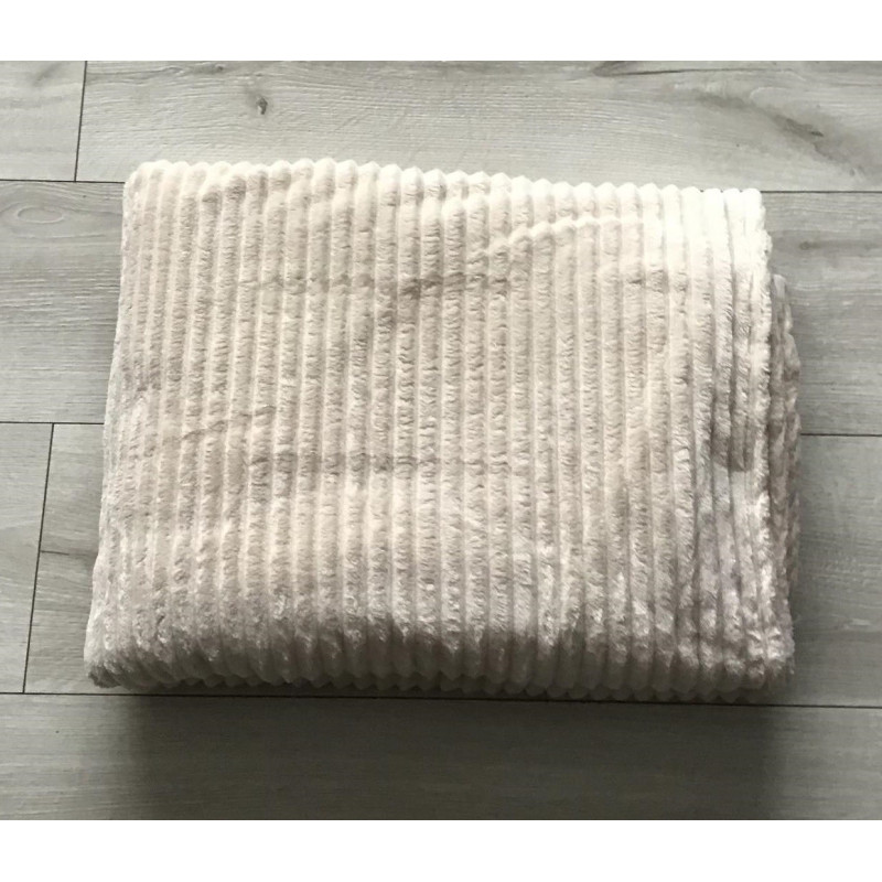 Koc Z Mikrofibry Tłoczony Pasy 220x200cm Kremowy