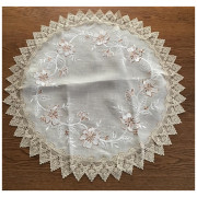 Obrus Okrągły Beżowy Haftowany Z Gipiurą